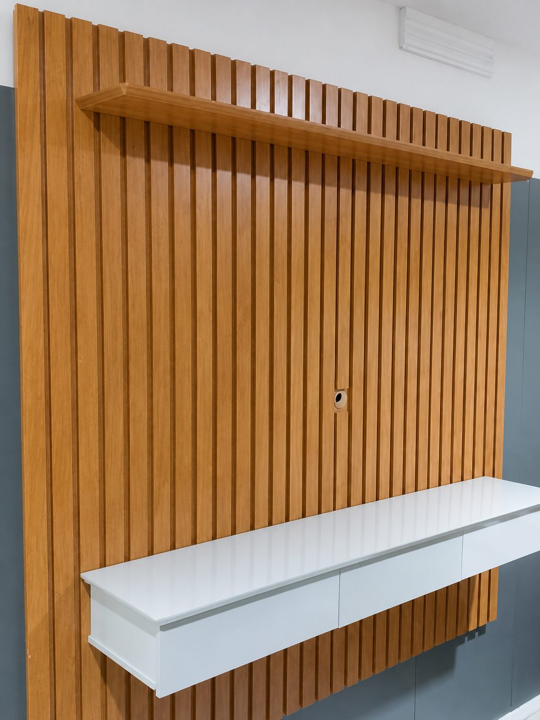 Painel ripado com bancada suspensa