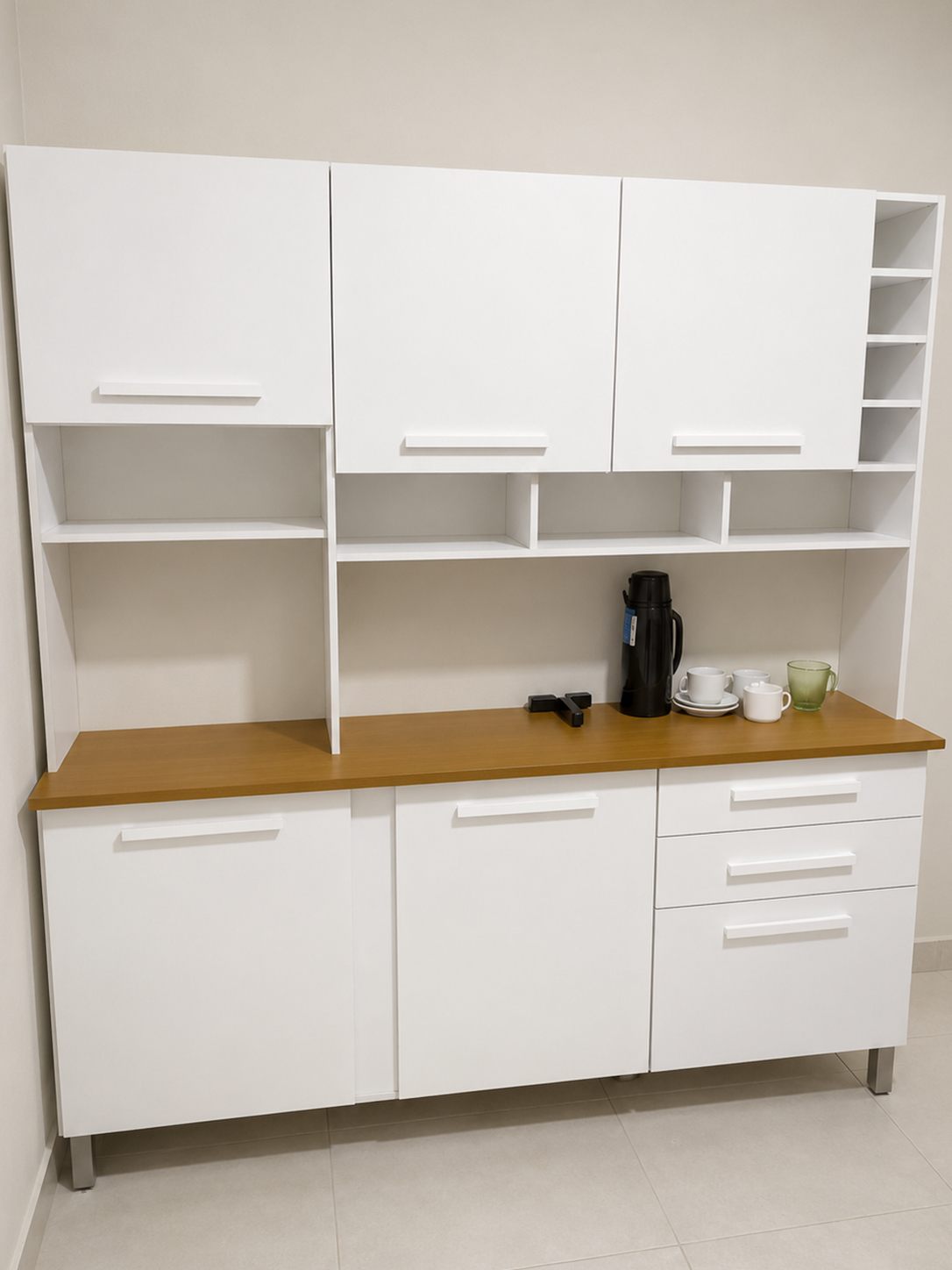 Painel com televisor instalado